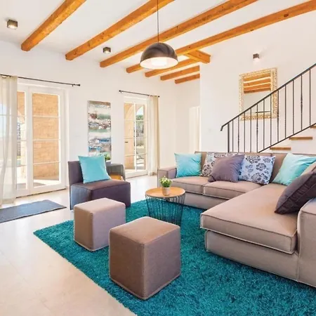 Holiday home Wunderschoenes In Cukrici Mit Privatem Pool